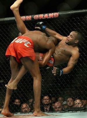 Jon Jones (bermuda vermelha) venceu Daniel Cormier por decisão unânime e manteve o cinturão