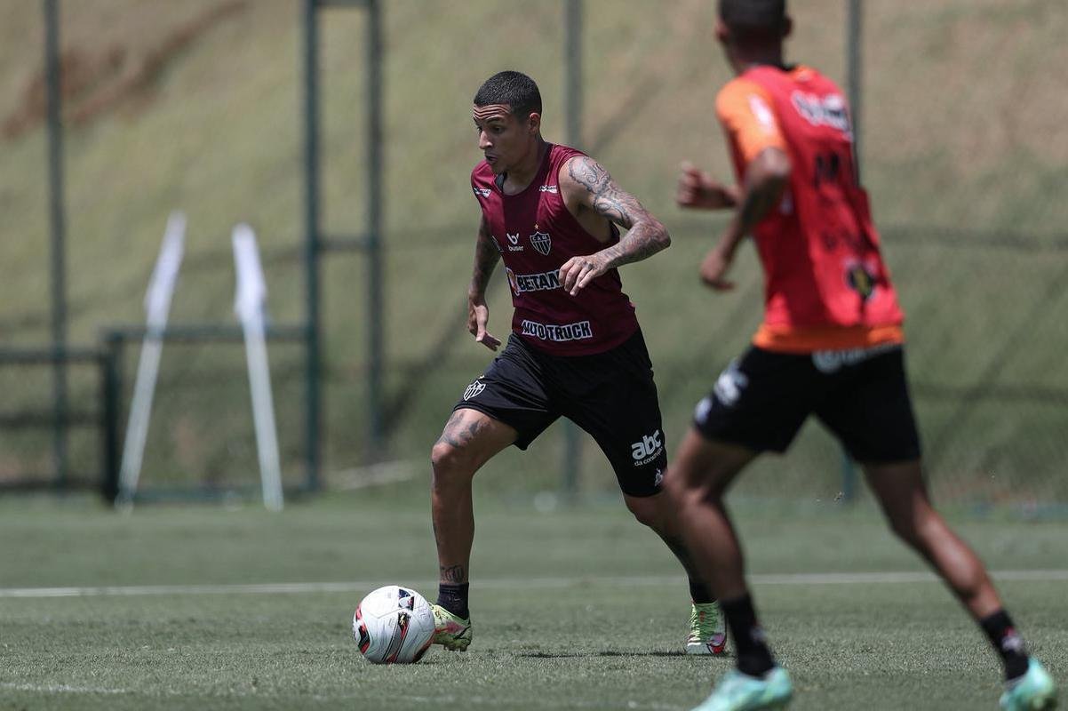 Com seriedade, mas tambm descontrao, o Atltico treinou sob sol forte na manh desta sexta-feira (21), na Cidade do Galo, em Vespasiano. Este foi o quinto dia de pr-temporada para o clube mineiro em 2022, sob o comando do tcnico argentino Antonio 'El Turco' Mohamed. Novas baixas, o volante Allan e o atacante Keno testaram positivo para COVID-19 e no participaram das atividades (ambos cumprem perodo de sete dias de isolamento social).