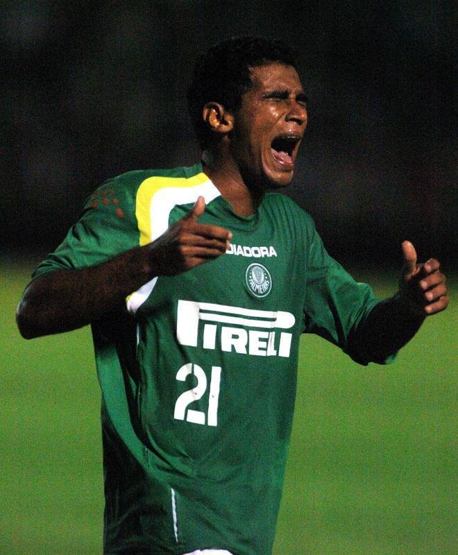 Em 2005, o Palmeiras passou com duas vitrias, trs empates e uma derrota. O time foi eliminado nas oitavas de final.
