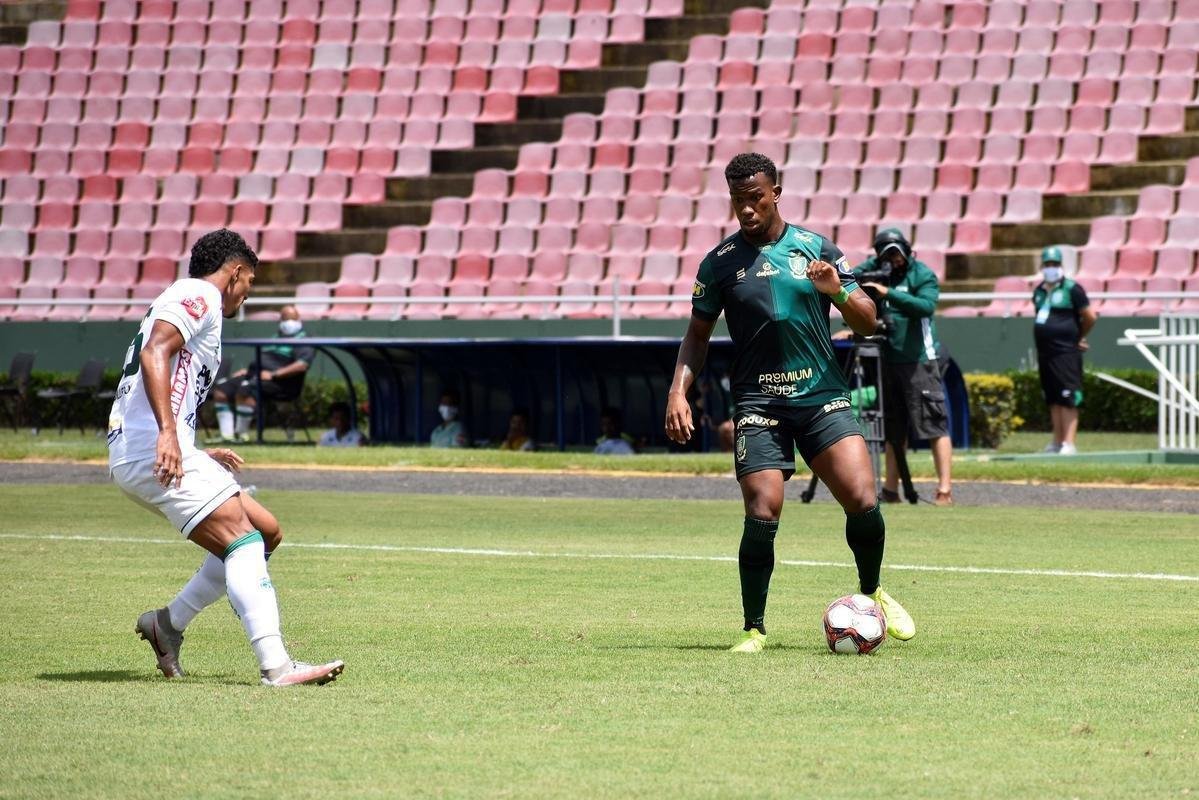 Uberlândia e América se enfrentaram nesta quinta-feira (1), em partida válida pela 6ª rodada do Campeonato Mineiro. Sob forte calor, as equipes duelaram no Parque do Sabiá, em Uberlândia, no Triângulo Mineiro.
