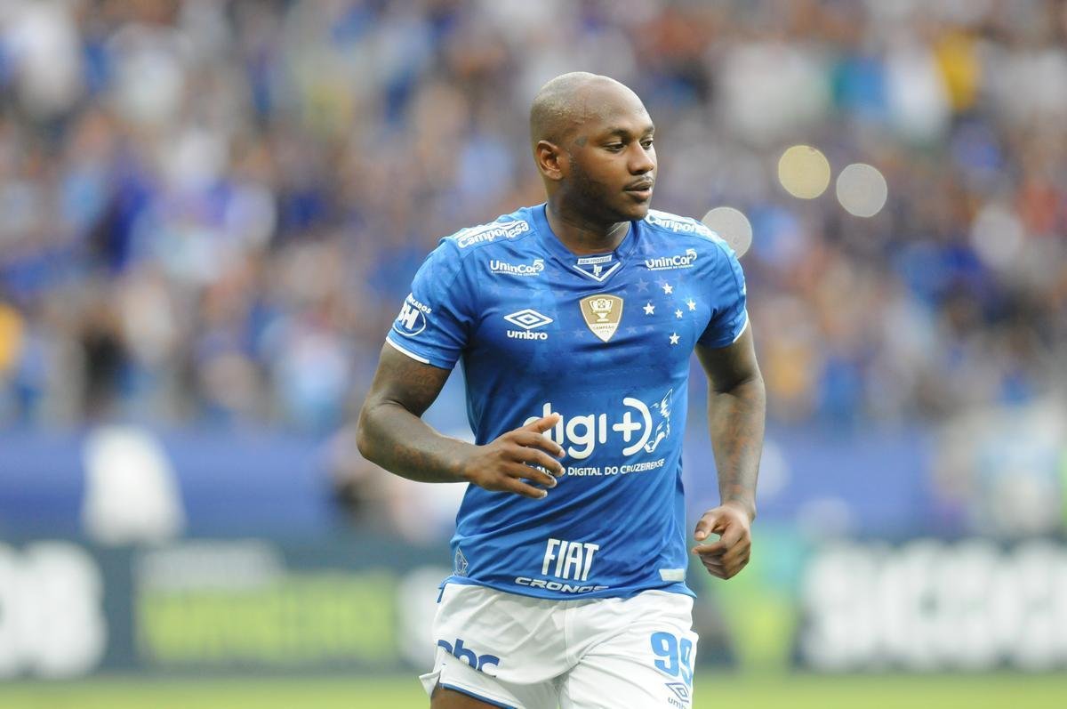 Sass abriu o placar para o Cruzeiro em cobrana de pnalti no primeiro tempo: 1 a 0