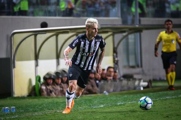 DEIXOU O CLUBE: Róger Guedes - Em dezembro de 2017, o Atlético anunciava a chegada do atacante de 22 anos por empréstimo. Após um início com falhas e críticas frequentes, assumiu a titularidade e logo virou protagonista. Em 28 jogos (25 como titular), fez 13 gols e deu três assistências. Foi vendido por Palmeiras e Atlético ao Shandong Luneng-CHI, em julho.