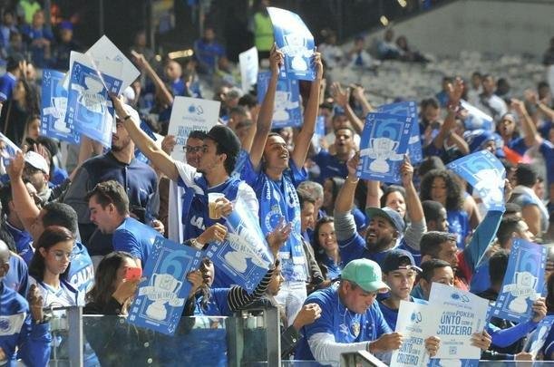 Torcedores do Cruzeiro lotam as arquibancadas do Mineiro para acompanhar a partida vlida pelas quartas de final da Copa do Brasil