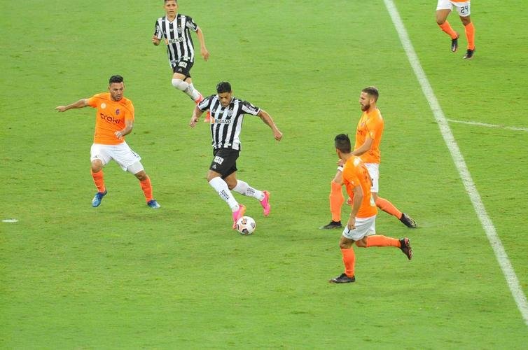 Fotos do gol de Hulk, do Atltico, sobre o La Guaira, no Mineiro, pela Libertadores