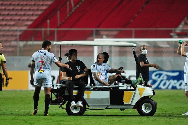Momento em que Vargas, do Atltico, deixou o clssico com o Amrica, pela Libertadores, com contuso muscular