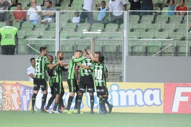 Imagens do duelo entre Amrica e CRB, no Independncia, pela 26 rodada da Srie B