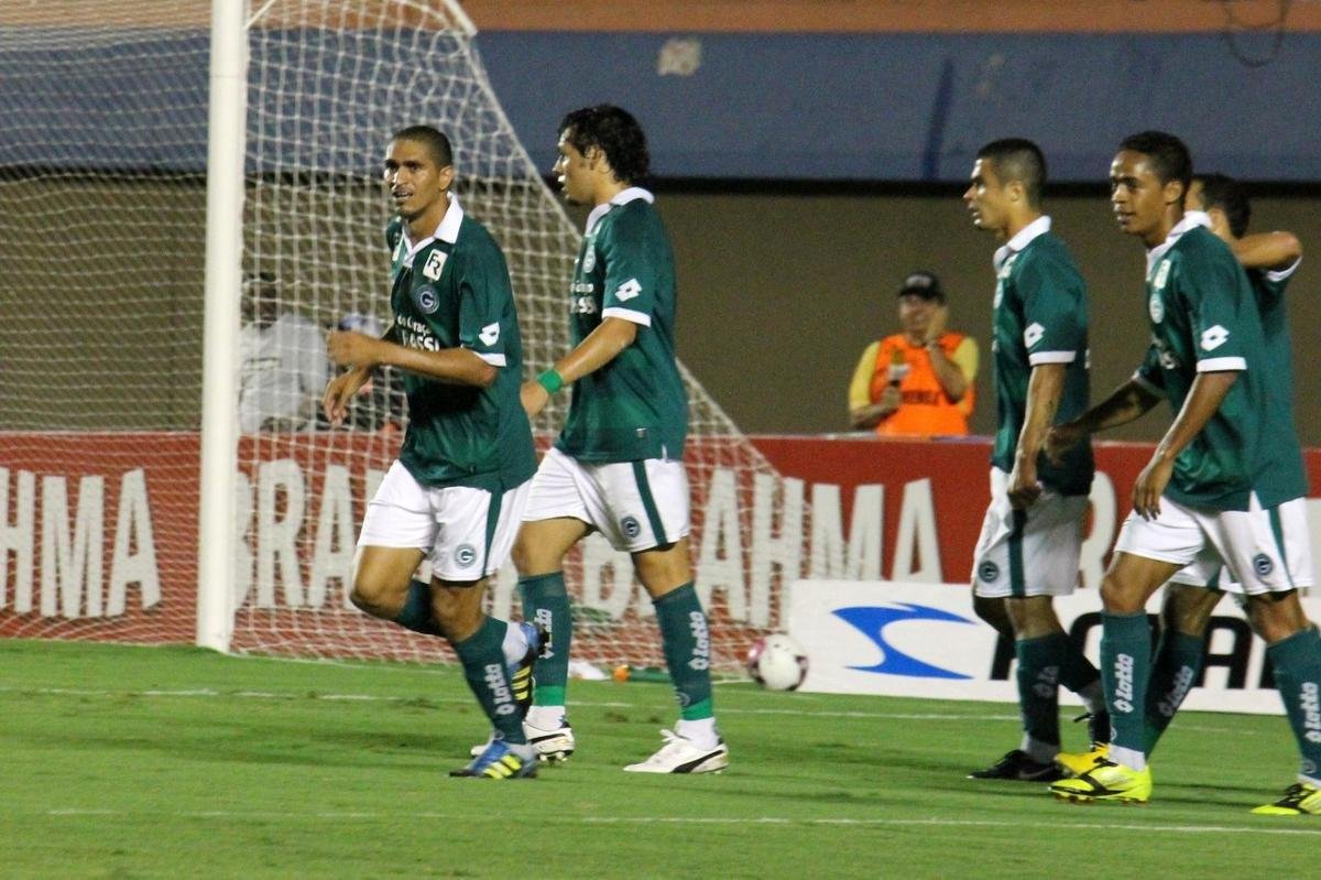 Sob o comando do tcnico Enderson Moreira, o Gois finalizou o primeiro turno da Srie B de 2012 em quinto lugar, com 33 pontos, 11 a menos que o lder Vitria. No segundo turno, a equipe esmeraldina contabilizou 45 (78,9%) - 14 vitrias, 3 empates e duas derrotas - e levantou a taa, com 78. Duas peas importantes daquele elenco acabaram contratadas pelo Cruzeiro: o lateral-esquerdo Egdio, com 28 assistncias na temporada, e o atacante Ricardo Goulart, que marcou 25 gols (12 na segundona).
