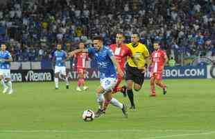 Imagens do jogo entre Cruzeiro e Huracn, pela Copa Libertadores, no Mineiro