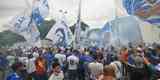 Torcedores do Cruzeiro protestam na porta da Toca da Raposa II, nesta quinta-feira (06/01), contra a sada do goleiro Fbio do clube