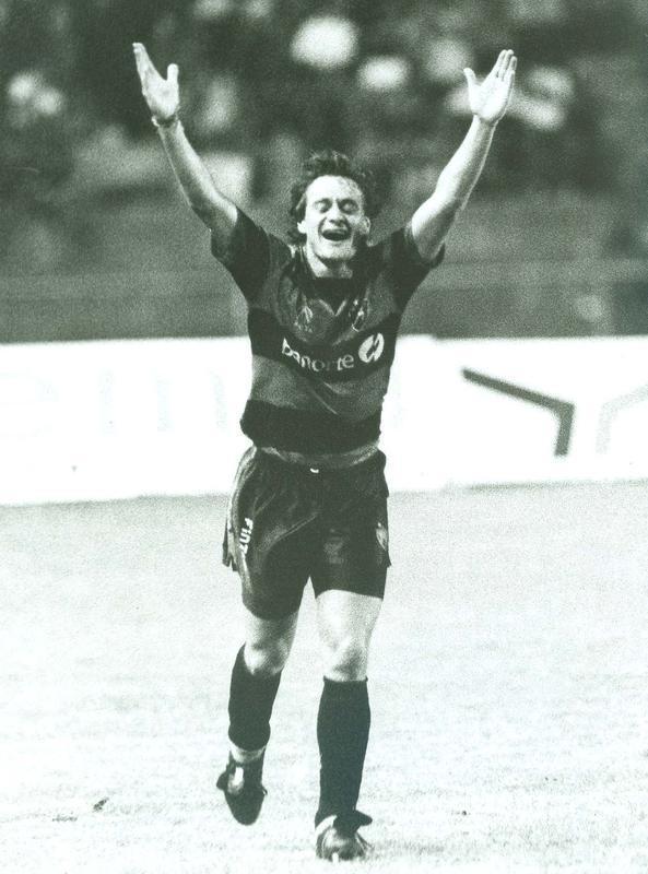 De 1991 a 1994, o Sport passou a ter o material fornecido pela Finta. Na foto, o atacante Helio Doido comemora gol pelo Leão da Ilha, em 1992.