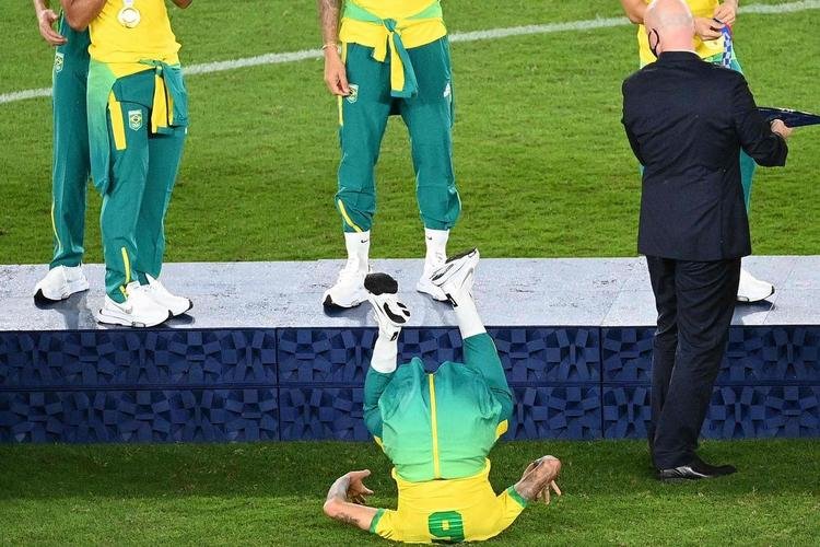 Jogadores da Seleo Brasileira recebem a medalha de ouro pela conquista olmpica no futebol