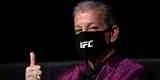 Bruce Buffer, a 'voz' do UFC, com mscara personalizada da franquia