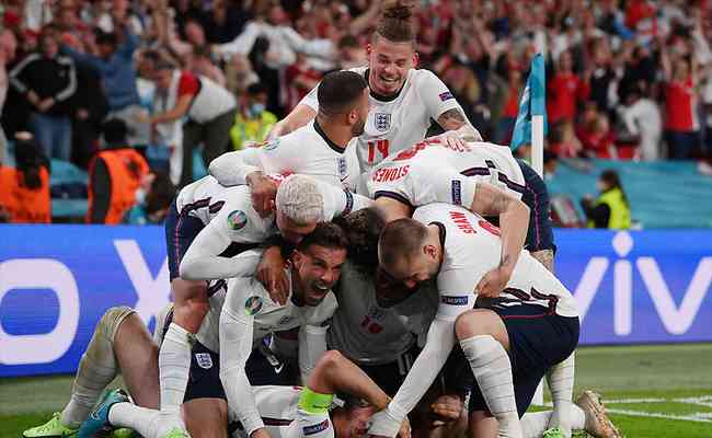 Ingleses comemoram o gol da virada, marcado por Harry Kane (cado) em pnalti duvidoso