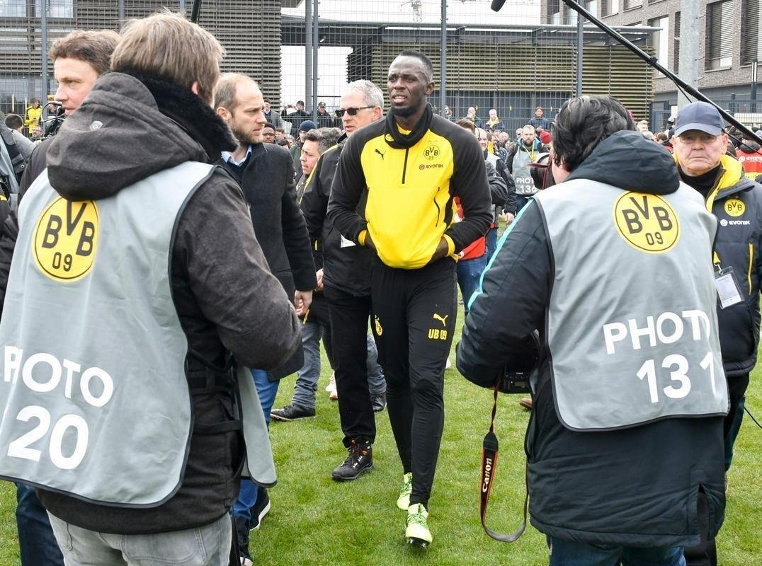 Com sonho de ingressar no futebol profissional, Usain Bolt participa de treino com jogadores do Borussia Dortmund