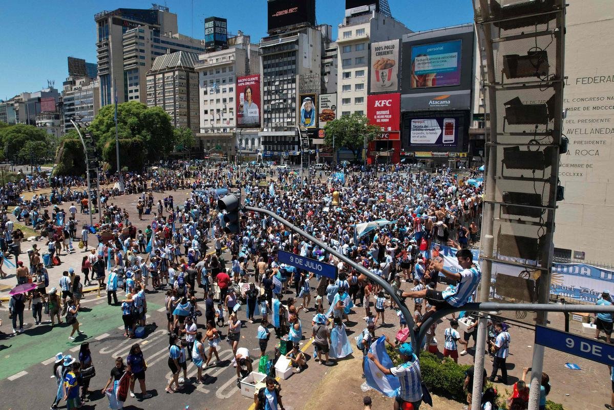 Multido festeja, no Centro de Buenos Aires, o tri mundial da Argentina conquistado na Copa do Catar