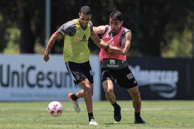 Fotos do treino do Atltico nesta quarta-feira (12/10), na Cidade do Galo. Em recuperao de um incmodo na panturrilha esquerda, Hulk fez funcional no campo e ainda  dvida para o confronto contra o Flamengo, no sbado, s 20h30, no Maracan, pelo Brasileiro