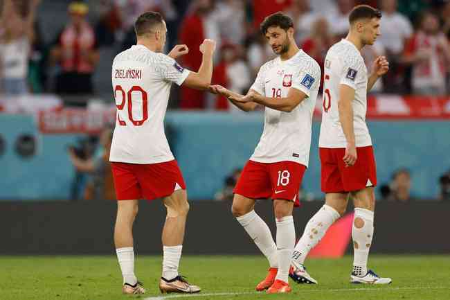 Polônia segura pressão da Arábia Saudita, vence e lidera grupo na Copa