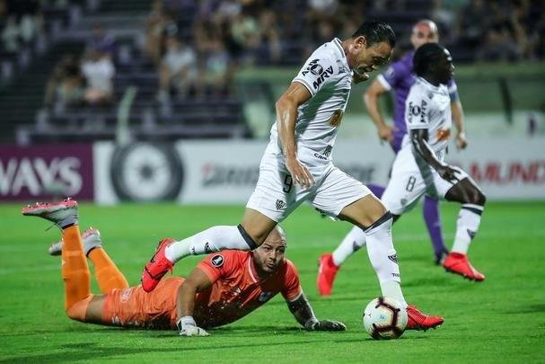 Imagens da partida entre Defensor e Atlético, em Montevidéu, pela Libertadores