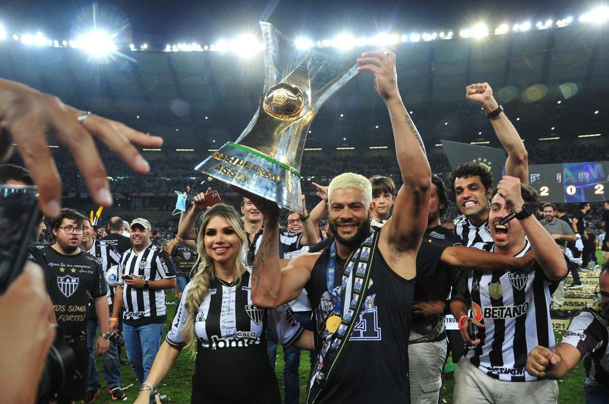 Atltico ergue a taa de campeo brasileiro e d a volta olmpica diante da torcida alvinegra, no Mineiro