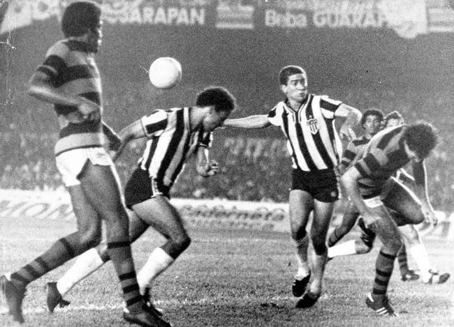 Em 1980, Atltico e Flamengo decidiram o Campeonato Brasileiro. No primeiro jogo, no Mineiro, com mais de 90 mil pessoas, vitria alvinegra por 1 a 0, gol do dolo Reinaldo.