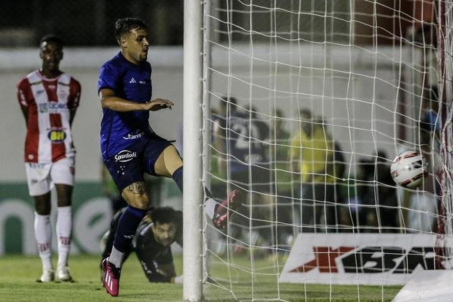 Neste sbado (18/2), o Cruzeiro visitou o Alapo do Bonfim, em Nova Lima, para medir foras com o Villa Nova, pela 6 rodada do Campeonato Mineiro. O time celeste venceu por 4 a 0 - gols de Gilberto (3) e Mateus Vital.