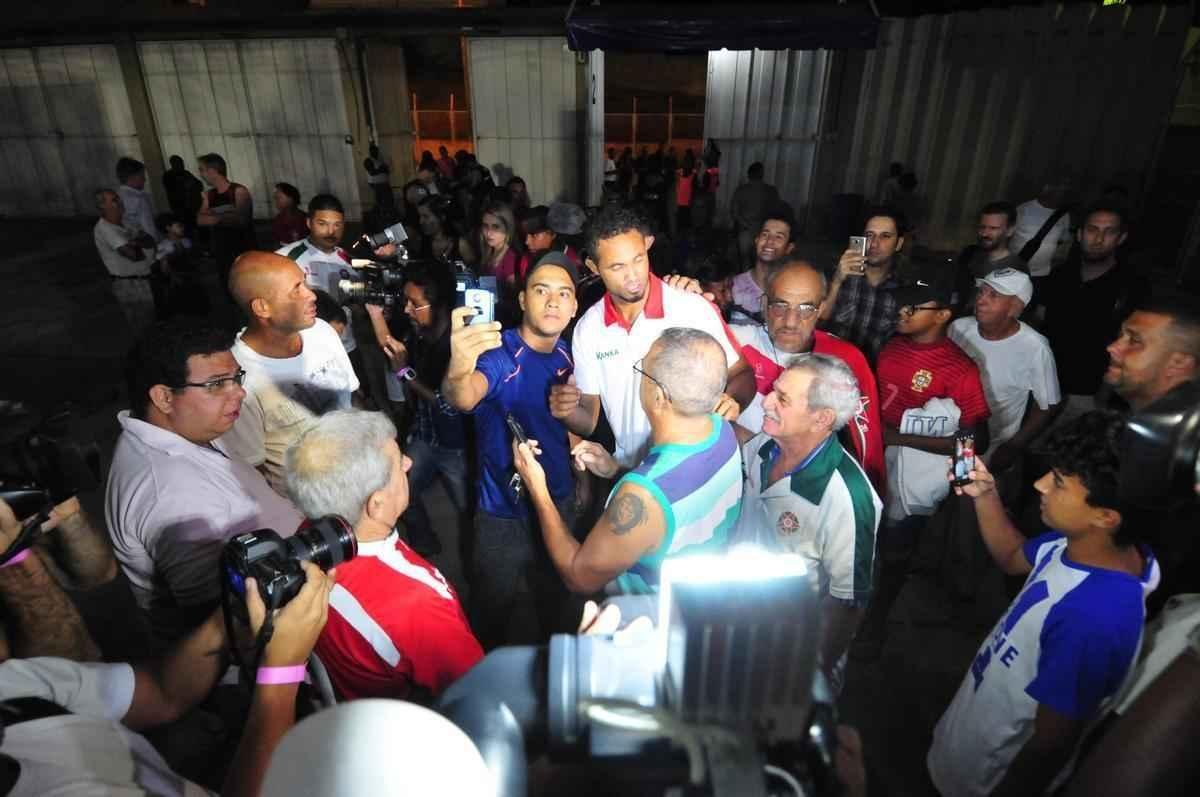 Goleiro Bruno foi ao jogo do Boa Esporte contra o Arax, pelo Mdulo II do Mineiro, e recebeu tratamento de celebridade no Estdio Dilzon Melo, em Varginha. Tirou fotos e foi abraado por torcedores
