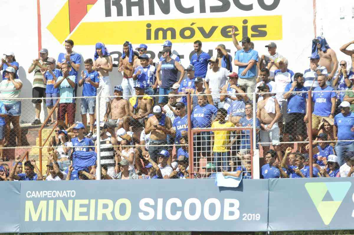 Torcidas de Cruzeiro e Guarani lotaram estdio Fario e casas do entorno, em Divinpolis, para assistir ao duelo de abertura do Campeonato Mineiro 2019
