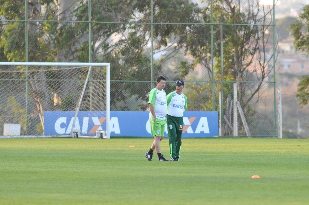 Depois de reunio com elenco e diretoria, Adilson Batista observou treino comandado por Drubscky no Amrica