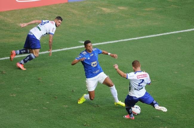 Cruzeiro goleou URT por 3 a 0 no Independncia com gols de Thiago, Machado e Edu em sua estreia no Mineiro. Ronaldo, dono da SAF, assistiu  partida no Horto. Duelo marcou estreia do tcnico uruguaio Paulo Pezzolano