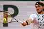 Tsitsipas vira sobre italiano e estreia com vitória em Roland Garros