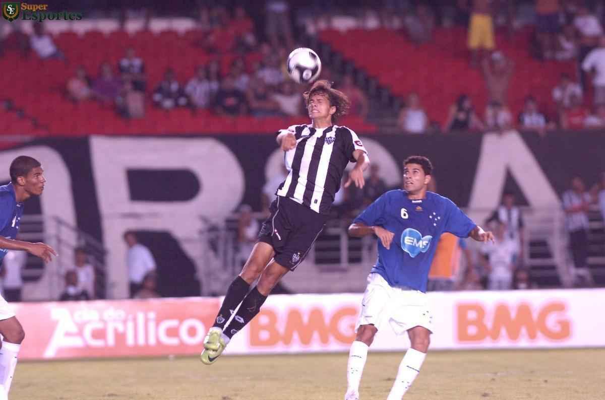 A diferena em relao  deciso do ano anterior era que a vantagem agora era do Galo. Mas a Raposa, ainda sob o comando de Adlson Batista, repetiu o placar do jogo de ida de 2008. O primeiro tempo teve apenas um gol, marcado por Klber j aos 39min. Na etapa final, Leonardo Silva e Jonathan, duas vezes cada, fizeram o time celeste repetir a maior goleada na histria dos clssicos no Gigante da Pampulha.