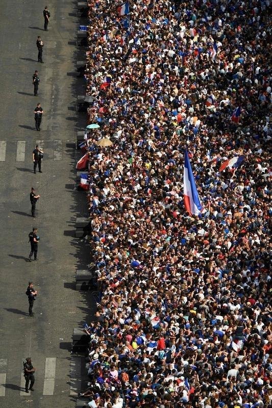 Campees do mundo desfilaram nas ruas de Paris nesta segunda, exibindo a taa da Copa para milhares de torcedores