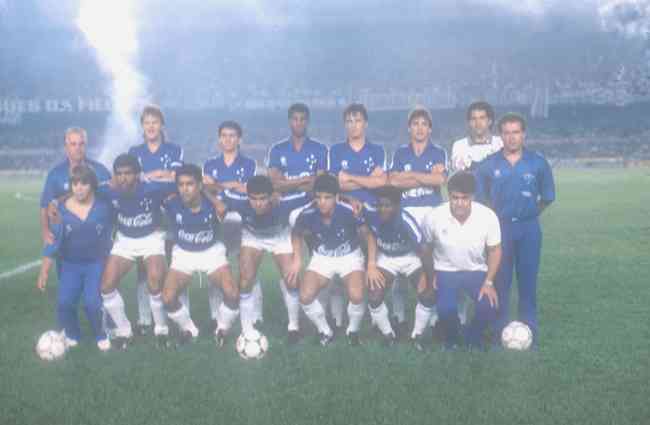 Time do Cruzeiro campeão da Supercopa de 1991; Charles agachado, ao centro