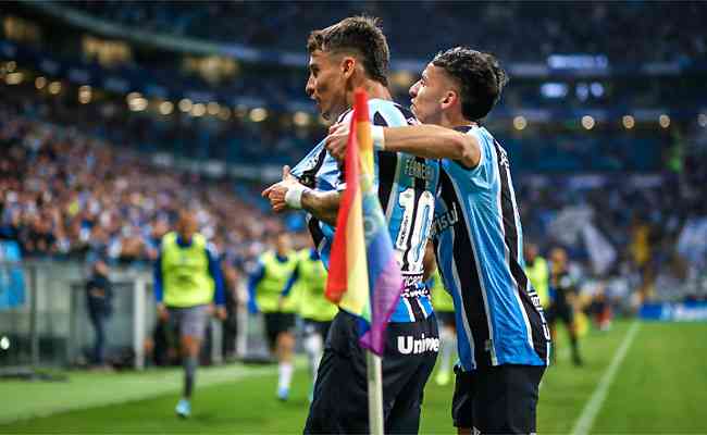 Ferreira abriu o placar em belo gol na vitória do Grêmio na Arena 