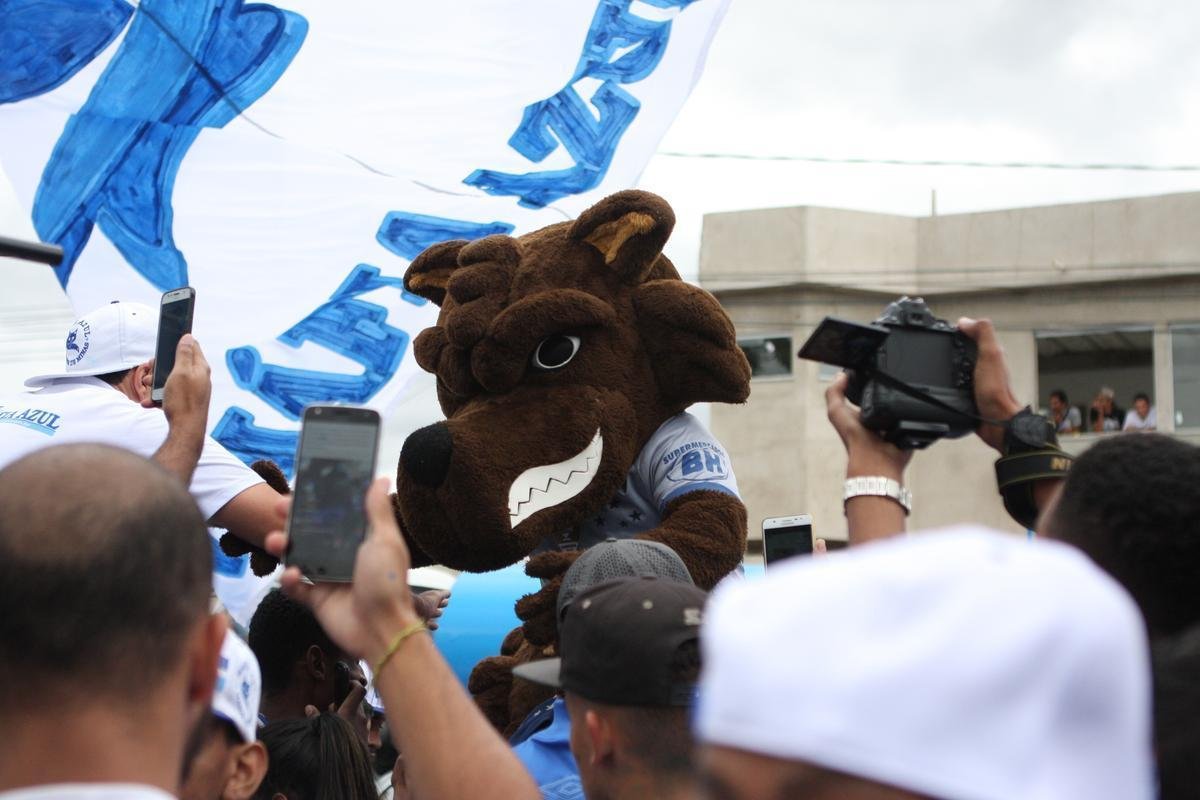 Torcedores do Cruzeiro foram  porta da Toca II apoiar os jogadores na vspera do jogo com o Flamengo