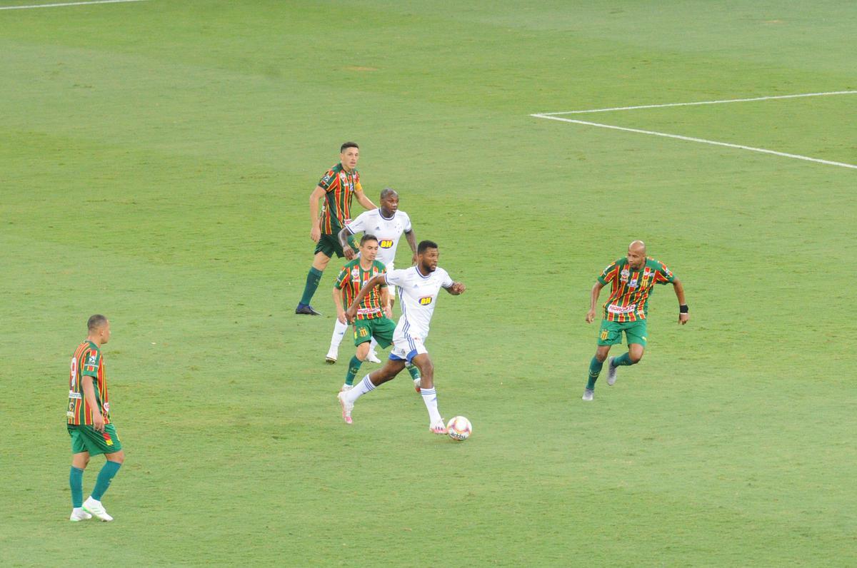 Jogadores do Cruzeiro deixam campo cabisbaixos aps derrota para o Sampaio Corra por 2 a 1