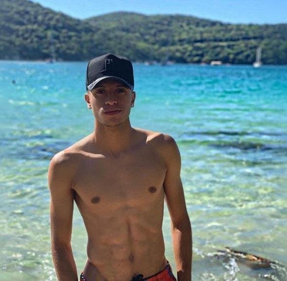 Lateral-esquerdo Rafael Santos esteve em Arraial do Cabo, no Rio de Janeiro