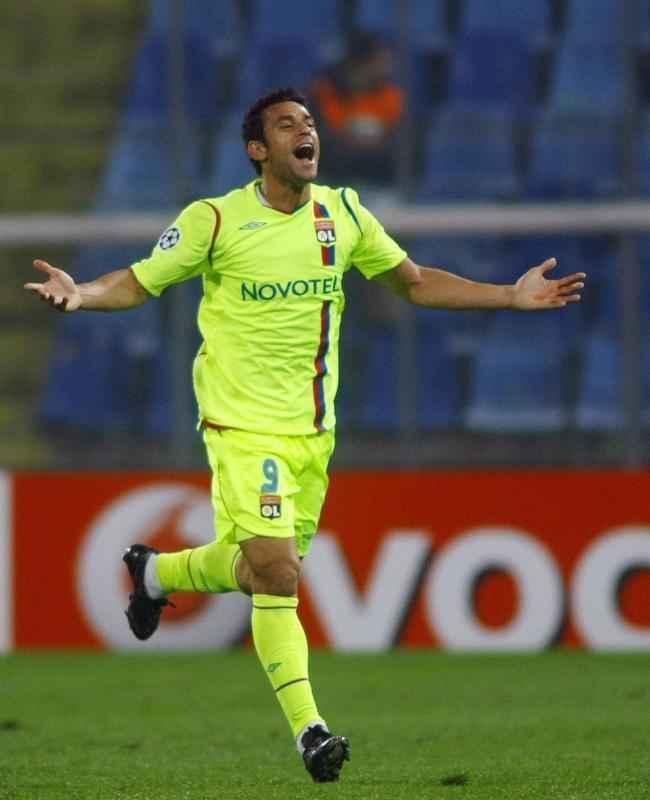 Em 2006, Fred comemora gol marcado pelo Lyon contra o Steua Bucareste, pela Liga dos Campees