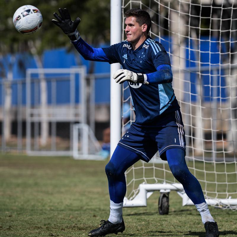 Fotos do treino do Cruzeiro nesta quinta-feira (4), na Toca da Raposa II, em Belo Horizonte. Time celeste enfrentar o Tombense no sbado, s 19h, no Mineiro, pela Srie B.