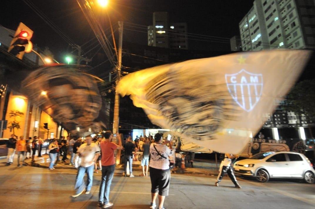 Na noite desta quinta-feira, manifestantes protestaram contra o presidente Srgio Sette Cmara e o diretor de futebol Rui Costa