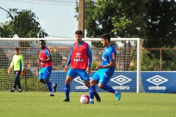 Sem Thiago Neves, que est com desgaste na panturrilha, Mano Menezes escalou o time titular do Cruzeiro no coletivo com Fbio; Lucas Romero, Leo, Murilo e Egdio; Henrique e Ariel Cabral; Robinho, Arrascaeta e Rafinha; Fred. Os reservas atuaram com Rafael; Arthur, Digo, Manoel e Marcelo Hermes; Lucas Silva, Nonoca e Bruno Silva; Rafael Marques, Rafael Sobis e Judivan