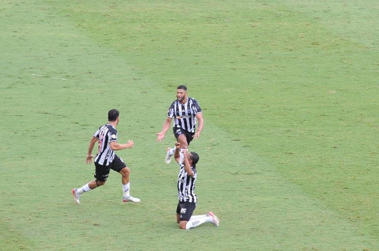 Hulk virou para o Atltico sobre o Fluminense em cobrana de falta perfeita no Mineiro: 2 a 1
