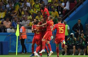 Fernandinho errou ao tentar tirar a bola em escanteio e colocou contra as prprias redes