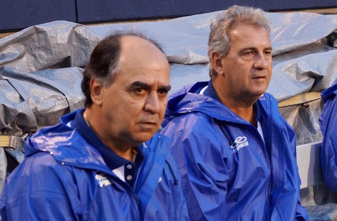 Ricardo Goulart chutou a bola atrs do meio-campo e marcou um gol de placa no Texas