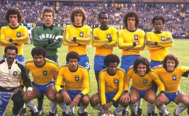 Foto da seleo com Nelinho (primeiro em p, da esquerda para direita) e Roberto Dinamite (penltimo agachado, no mesmo sentido) antes de partida contra a Itlia na Copa de 1978