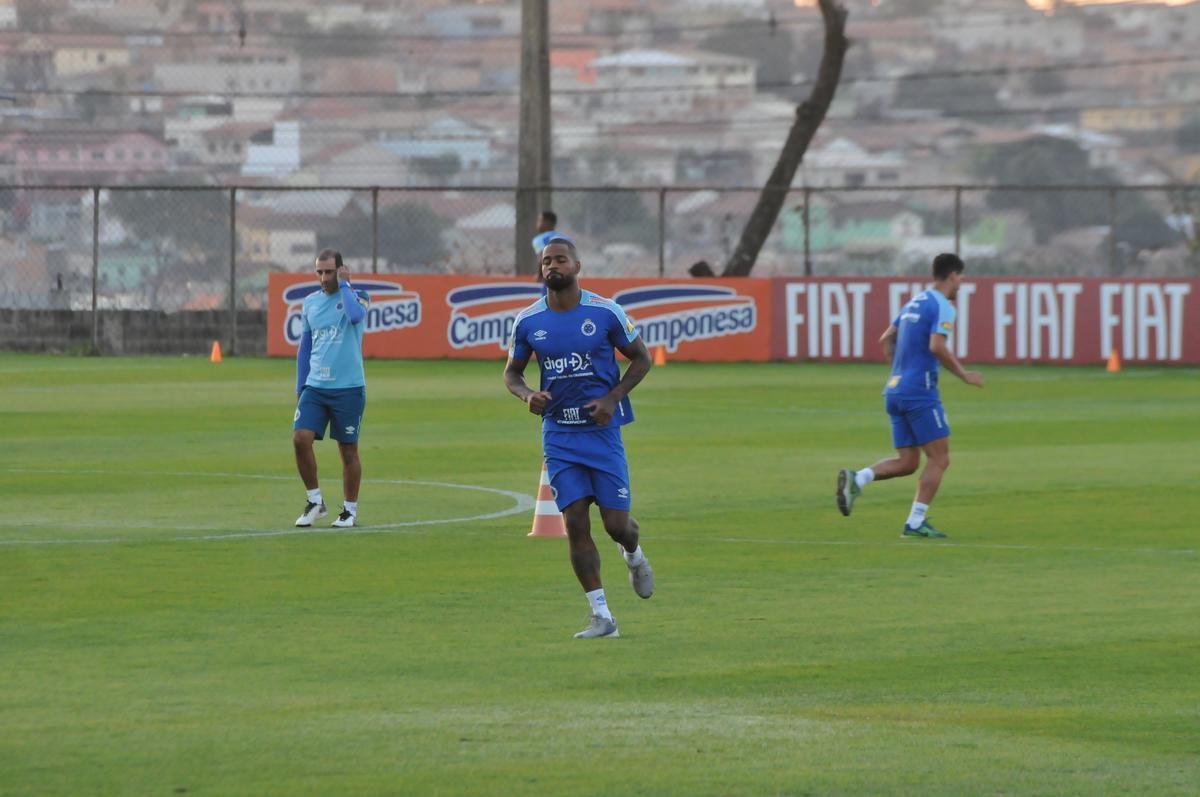 Cruzeiro iniciou sua intertemporada nesta segunda-feira na Toca da Raposa II. Tcnico Mano Menezes contou com elenco completo. Grupo agora comea preparao para decises com Atltico na Copa do Brasil, River Plate na Copa Libertadores e 29 rodadas restantes do Campeonato Brasileiro