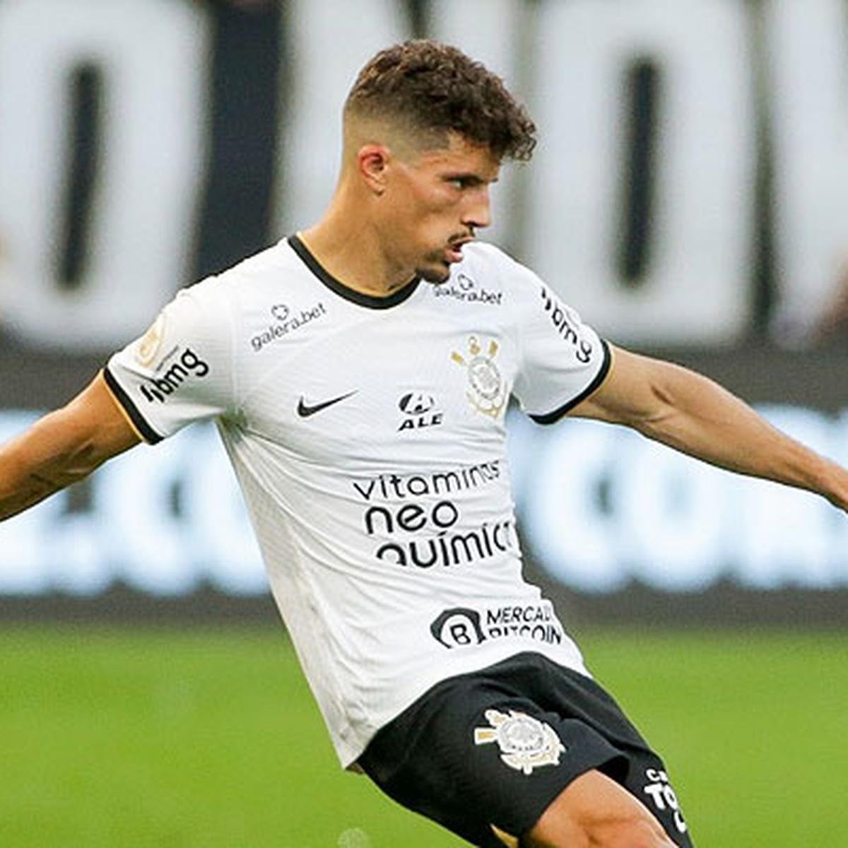 Rafael Ramos, do Corinthians, vira réu por suposta injúria racial contra Edenilson, do Inter