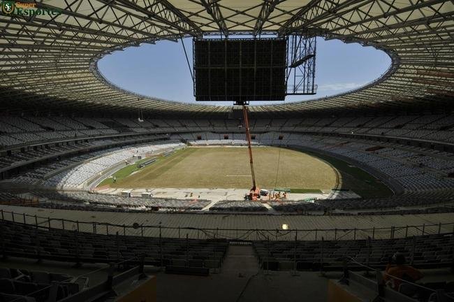 06/12/2012 - Gramado j instalado no campo. Reforma entra na parte dos detalhes, do acabamento final.