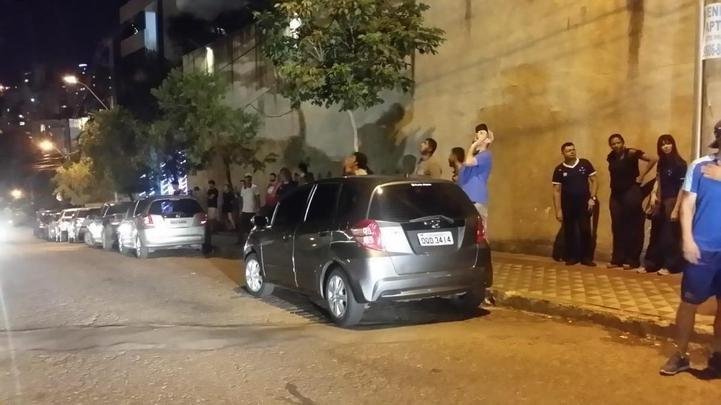Protesto diante da residncia do presidente do Cruzeiro, Wagner Pires de S. Torcedores querem a renncia imediata do dirigente para que Conselho Gestor assuma o comando