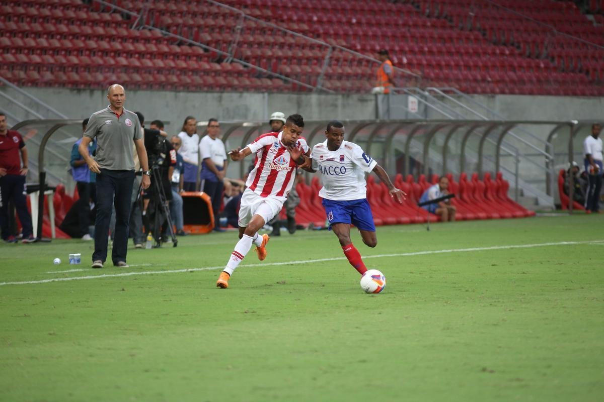 Na porta do G4 - Ao vencer o Paraná por 2 a 0, na Arena Pernambuco, na 34ª rodada, o Náutico chegou na porta do G4. Quinta colocação, com os mesmos 55 pontos do quarto, o rival Santa Cruz.
